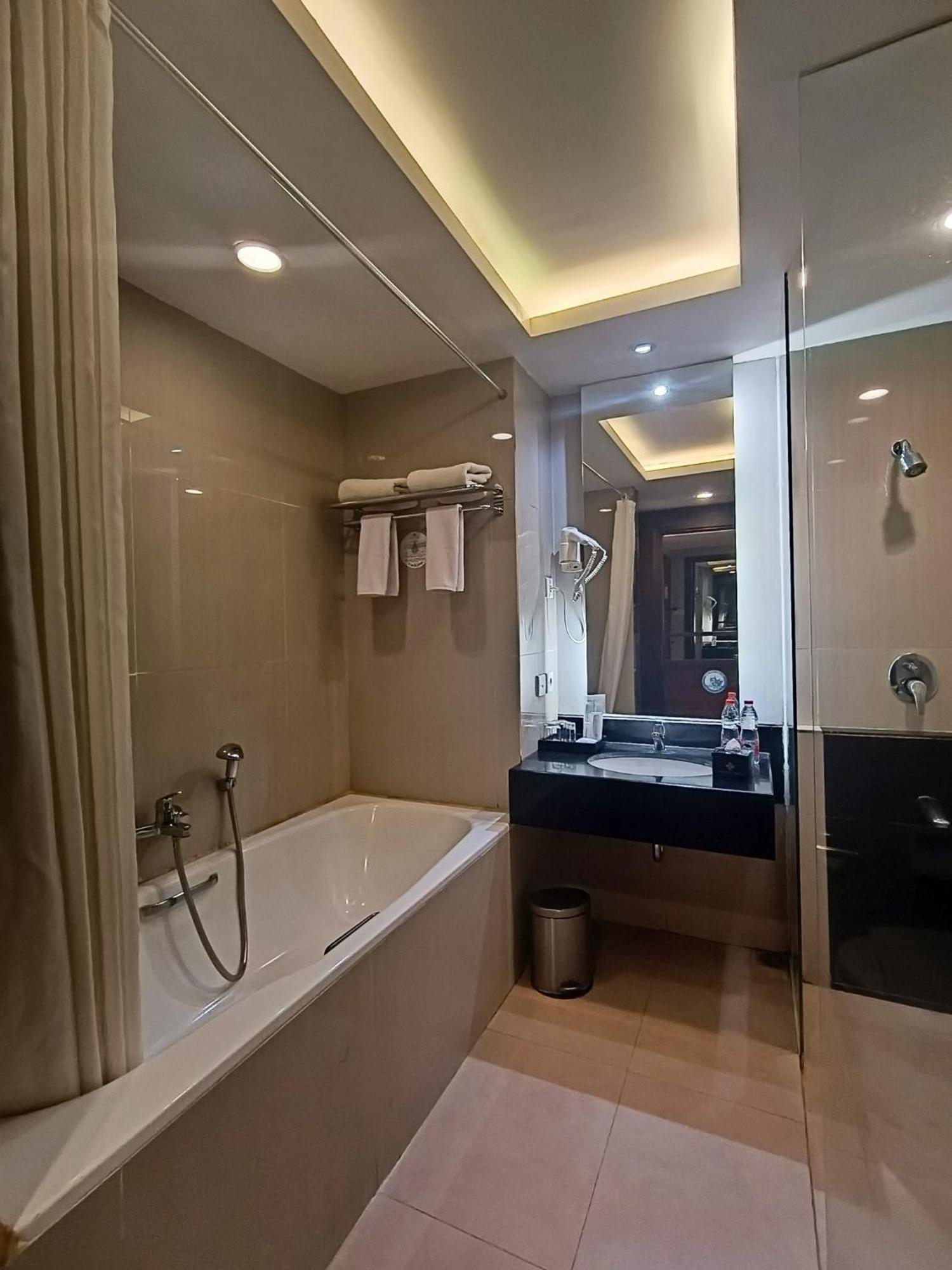 Grand Cakra Hotel Malang Exterior foto