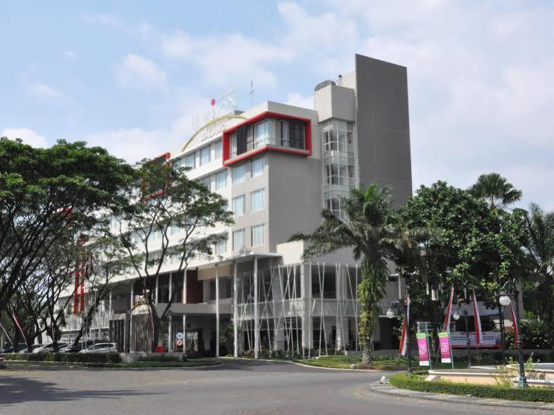 Grand Cakra Hotel Malang Exterior foto