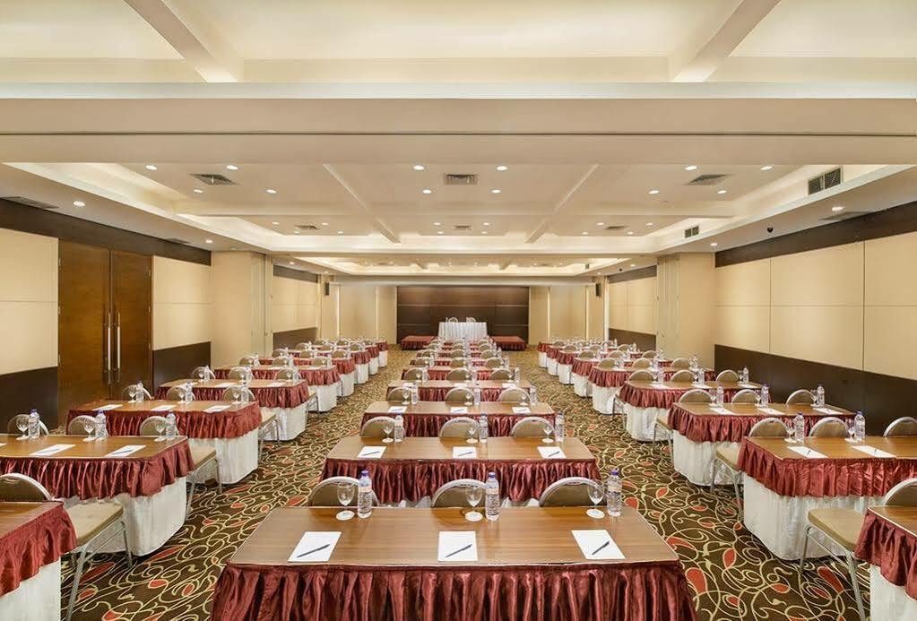 Grand Cakra Hotel Malang Exterior foto